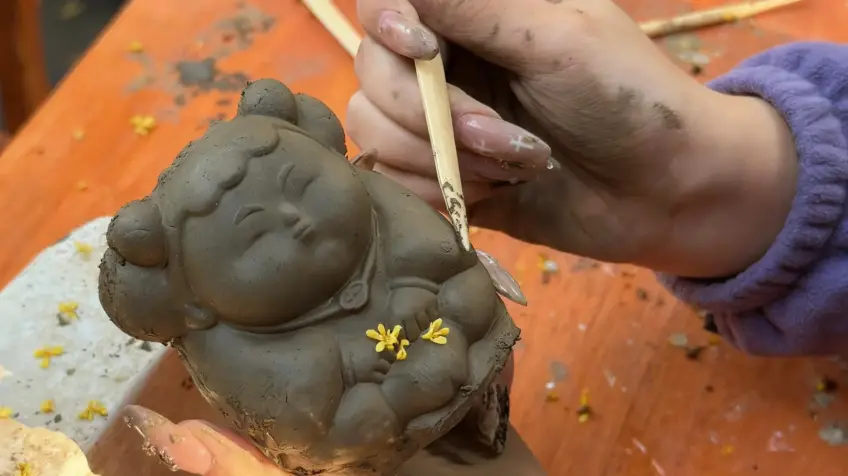 惠山泥人阿福手工塑形與桂花點綴