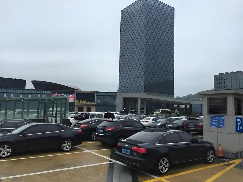 交通樞紐樓前停車場停滿車輛