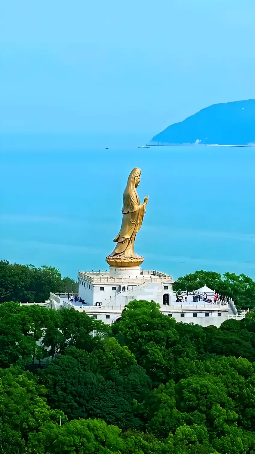普陀山南海觀音金色立像與遠海