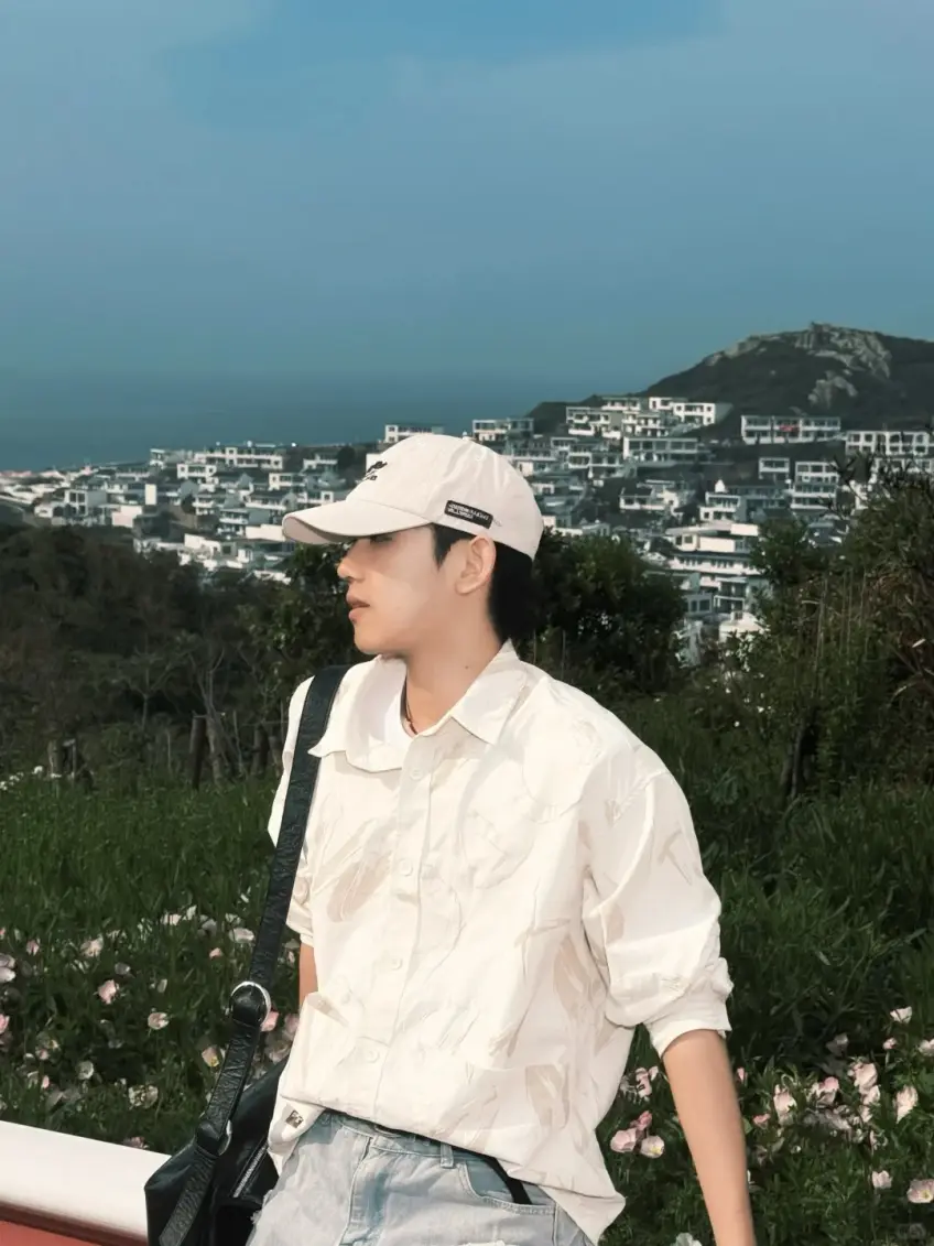 山坡護欄俯瞰村景男裝人像豎圖