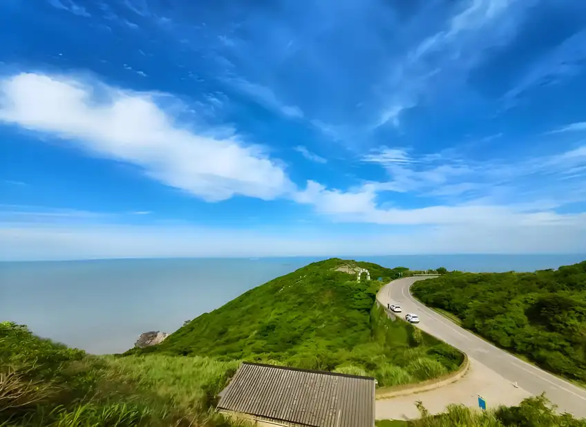舟山沿海盤山公路彎道與海景