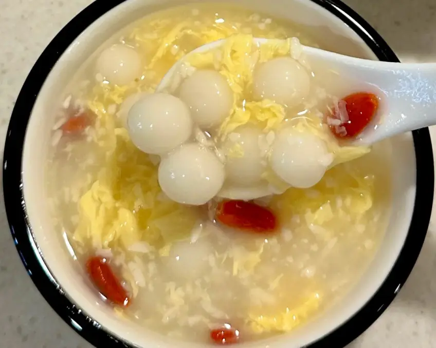 碗中酒釀小圓子配桂花清甜