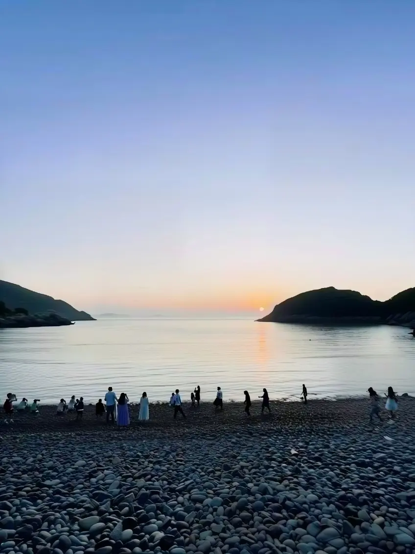 烏石塘黑色卵石灘輕拍海浪示意