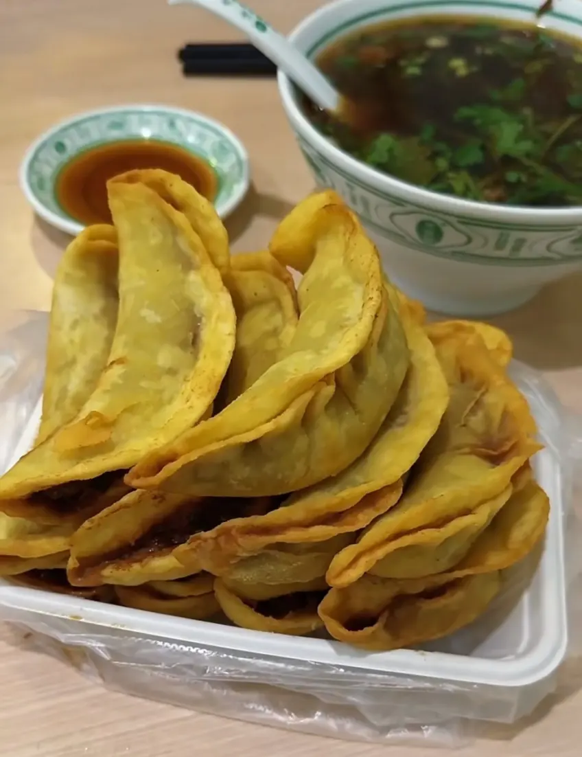 金黃牛肉鍋貼配牛肉湯與蘸碟