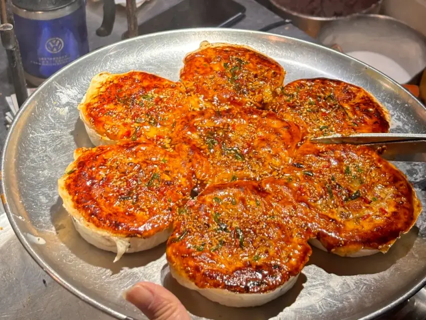 金屬盤蔥椒醬餅蔥花辣椒芝麻
