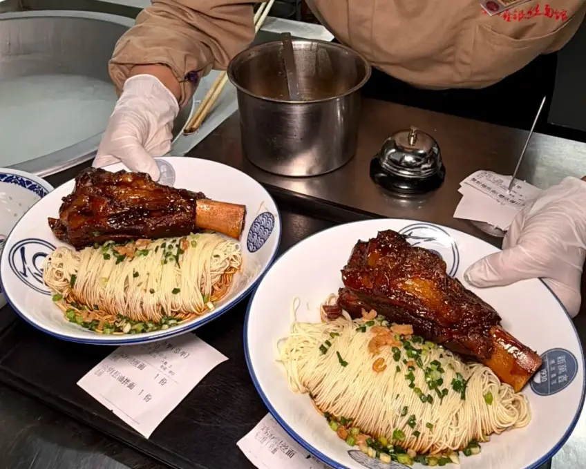 銀絲麵醬排骨拌麵碗裝特寫