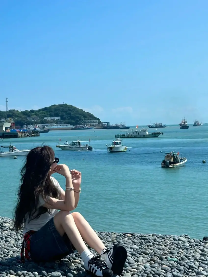 舟山海邊淺色連衣裙穿搭近景豎圖