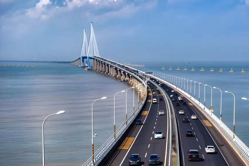 舟山跨海大橋橋面與海面遠景