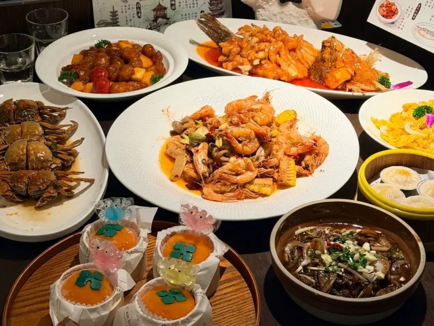 圓桌上多道無錫本幫硬菜與湯盅合集