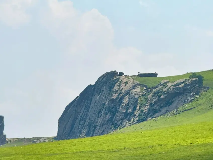 朱家尖大青山花崗岩巨石與綠坡