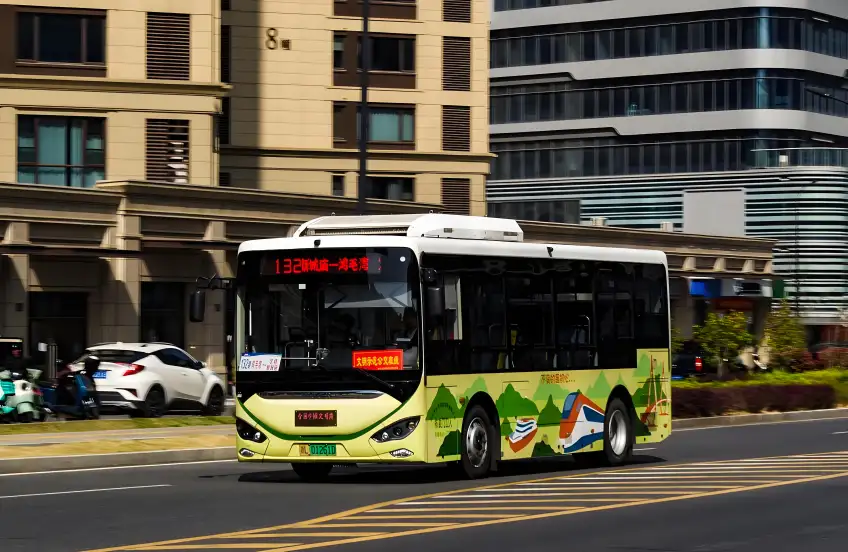 舟山市區道路上行駛的公交車