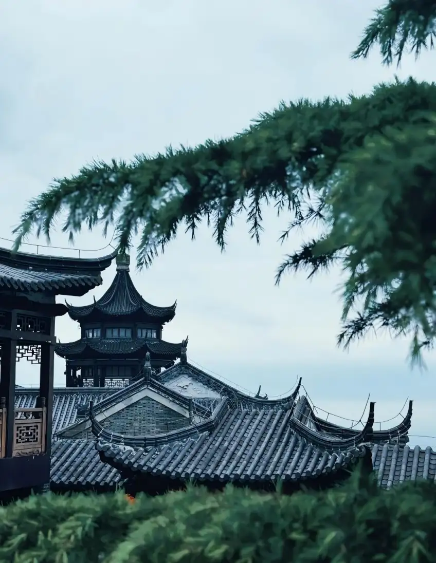 茅山道觀灰瓦飛簷與多層黑塔林間俯瞰