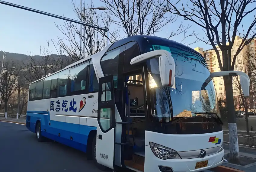 北汽白藍大巴車頭外景
