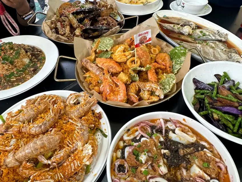 舟山海鮮大餐皮皮蝦蒸魚炸蝦