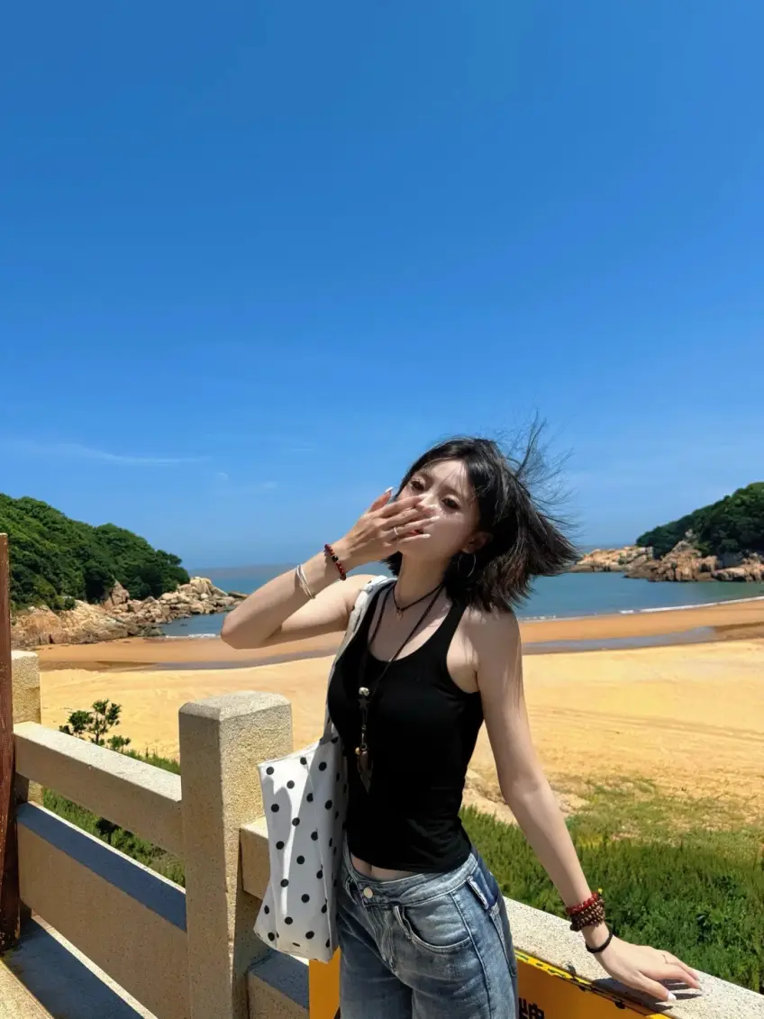 普陀山海邊棧道人像打卡豎圖