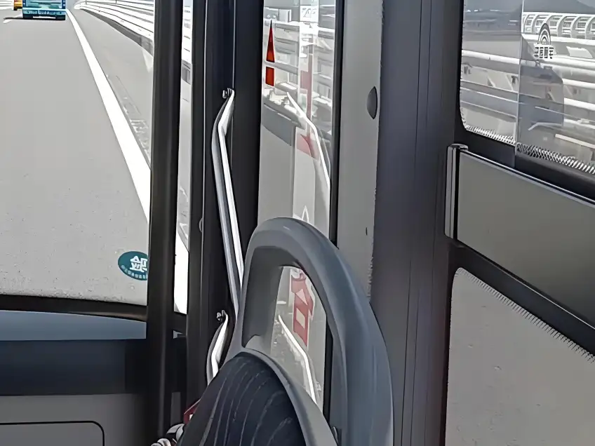 朱家尖公交車車廂內座位過道