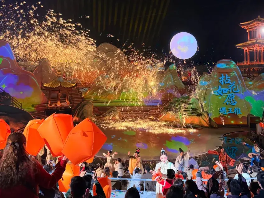 拈花灣夜場打鐵花表演與觀眾燈籠