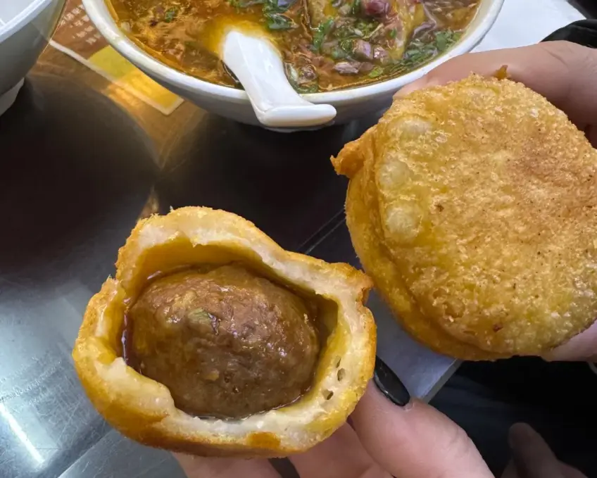 双手捧玉兰饼剖开露出肉馅