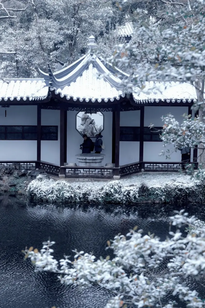 無錫冬日雪景石亭飛簷