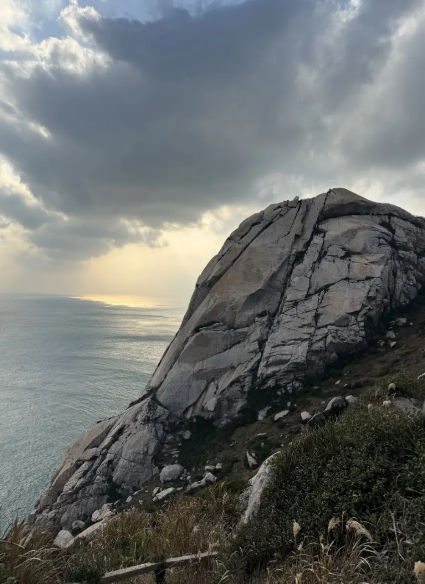 巨石礁岸與透光海面雲隙