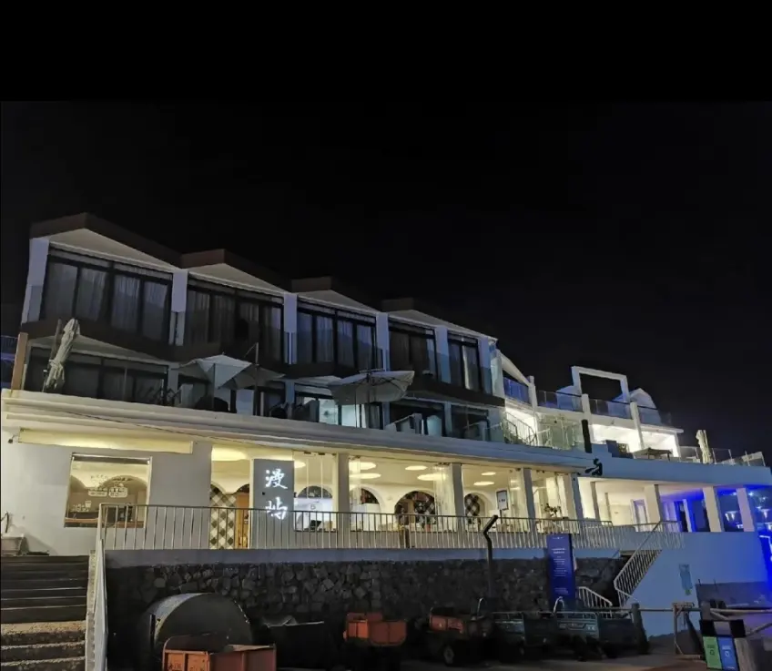 青浜漫嶼民宿夜景亮燈白樓與露臺
