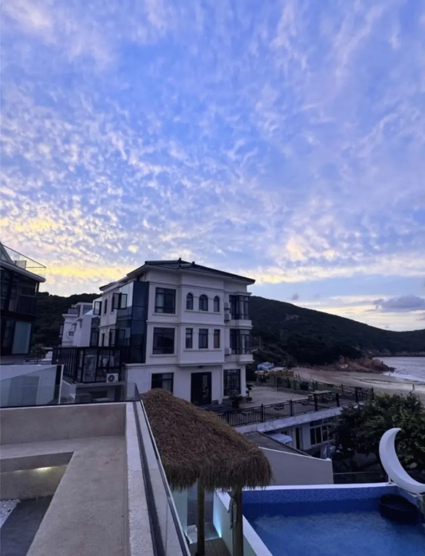 塔屋酒店傍晚露臺泳池與白樓海景
