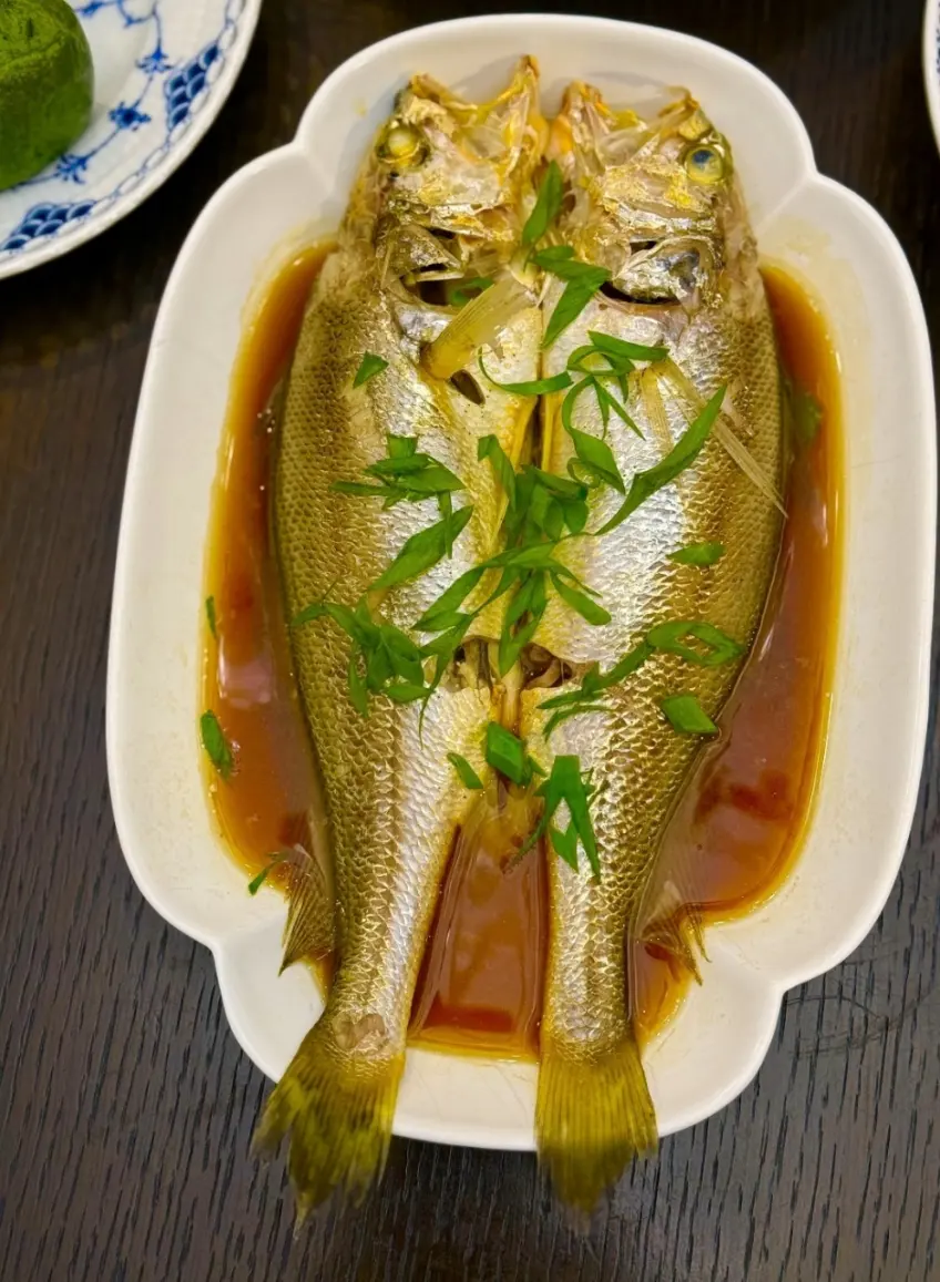 豎圖雙條清蒸黃魚鋪蔥姜