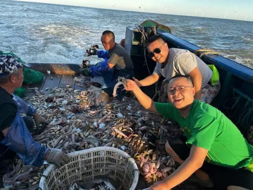 出海船上甲板堆滿漁獲遊客展示小魚