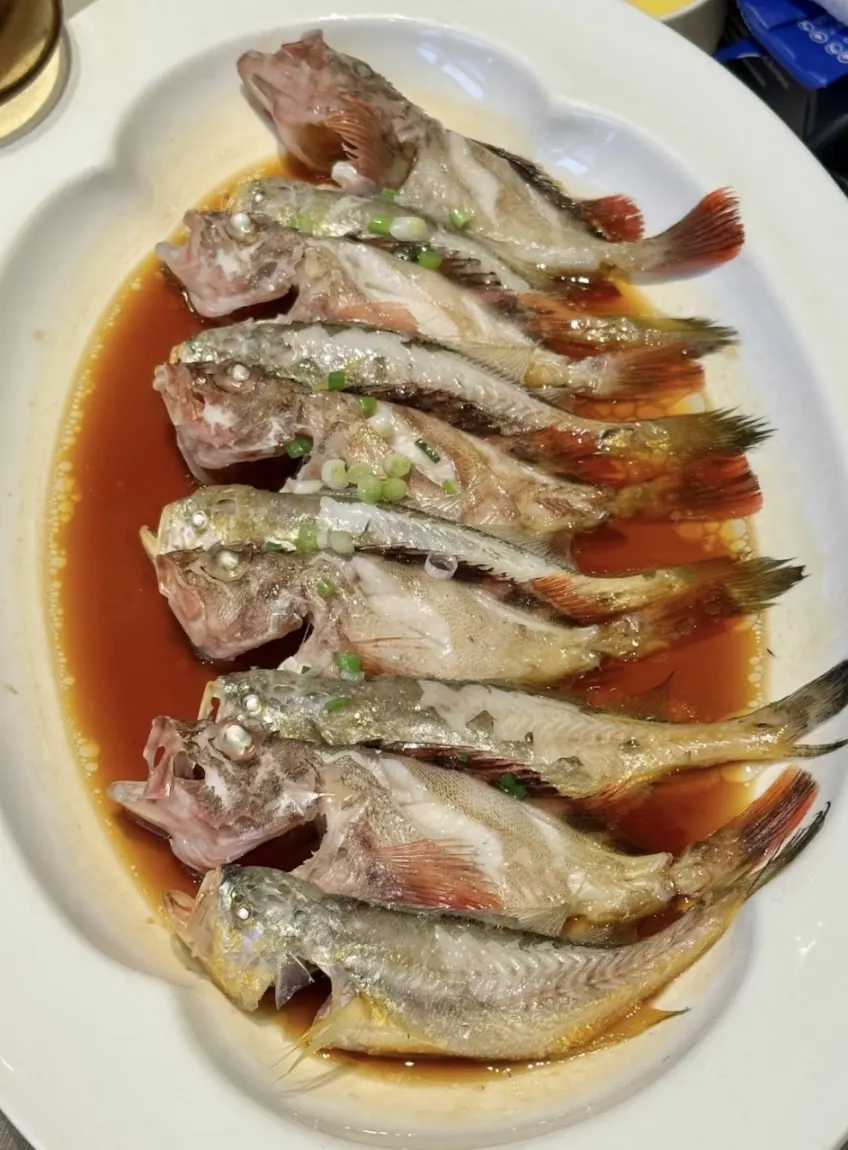 豎圖整盤清蒸小魚種屬示意