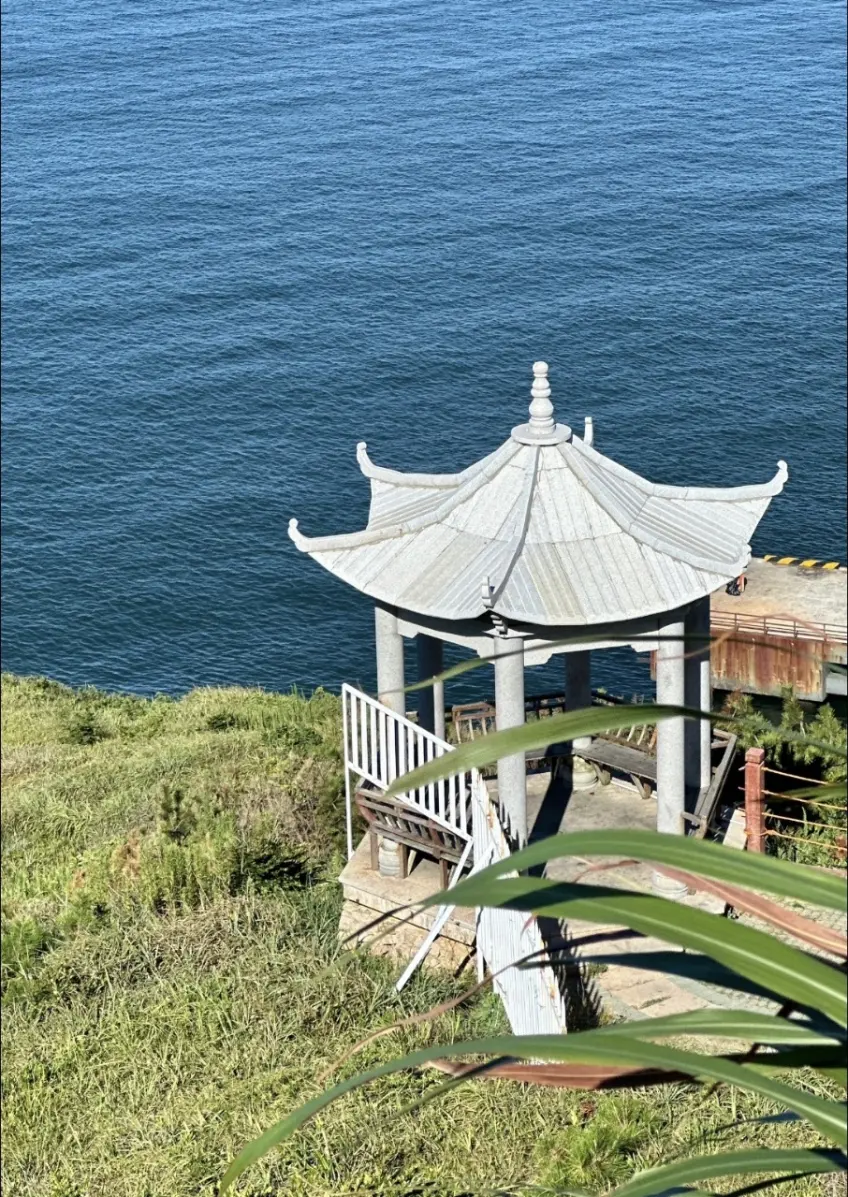 懸崖六角石亭俯瞰藍海