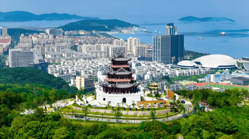 海邊酒店外立面與綠植停車場