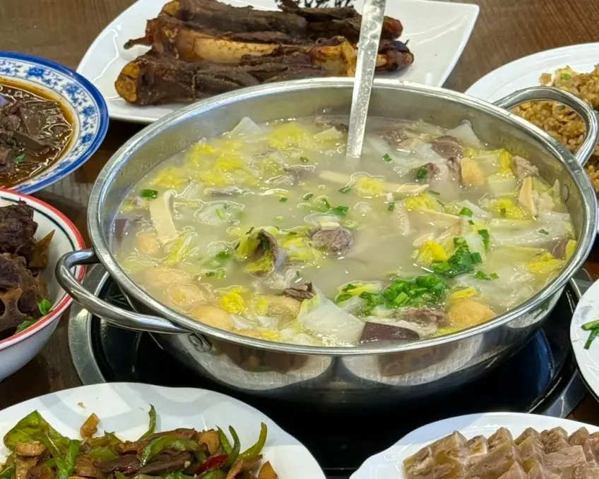 無錫羊肉火鍋與配菜桌面