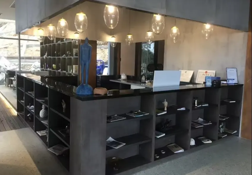雷迪森大堂水滴吊燈與書架接待臺