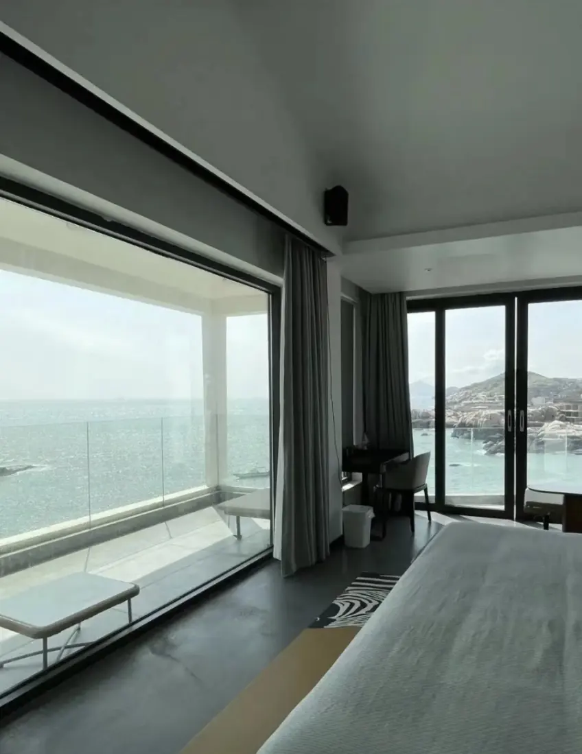 島語海景房陽臺躺椅俯瞰港灣日出