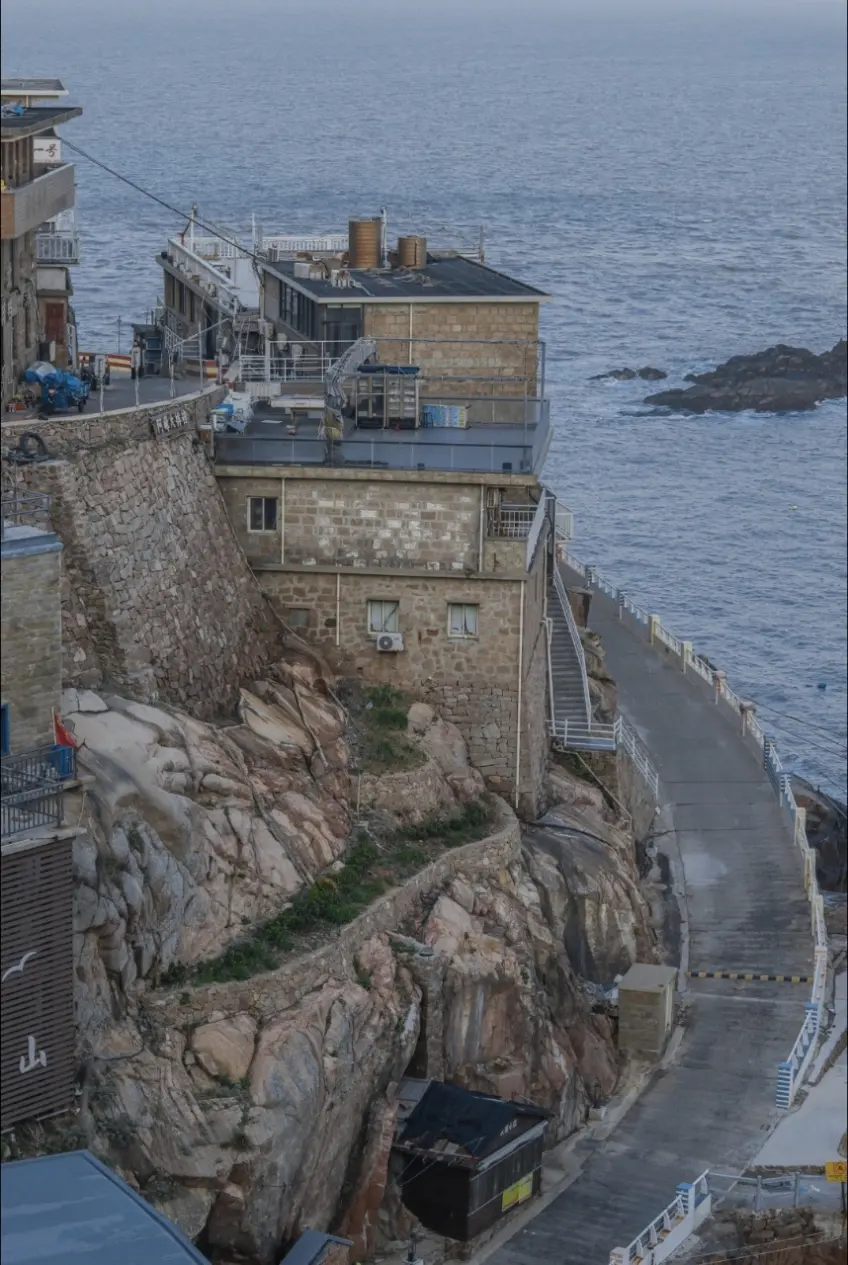 崖邊石屋群與環島公路望海