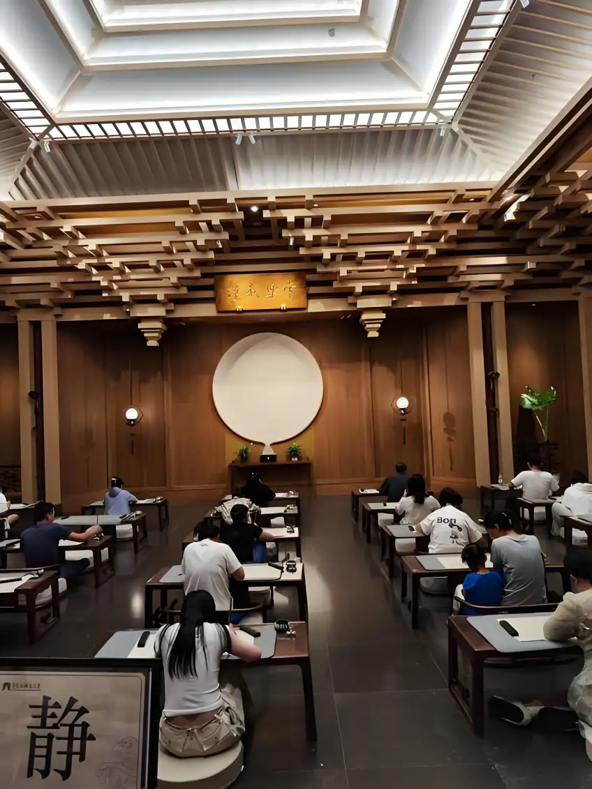 禪修抄經室木樑大廳眾人伏案