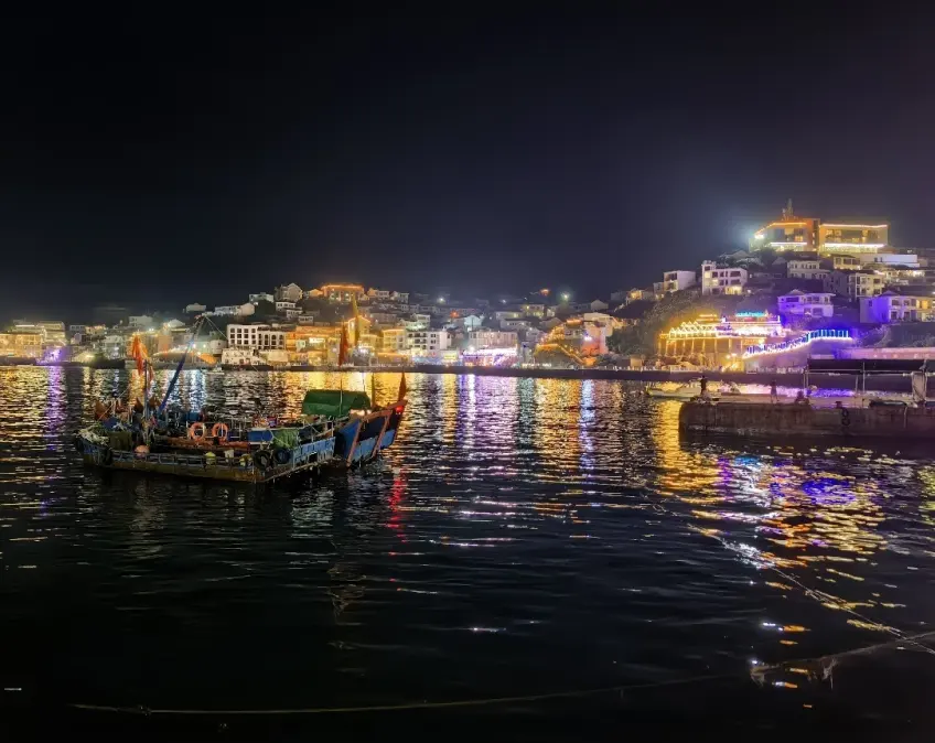 廟子湖漁村夜景燈火倒映海面