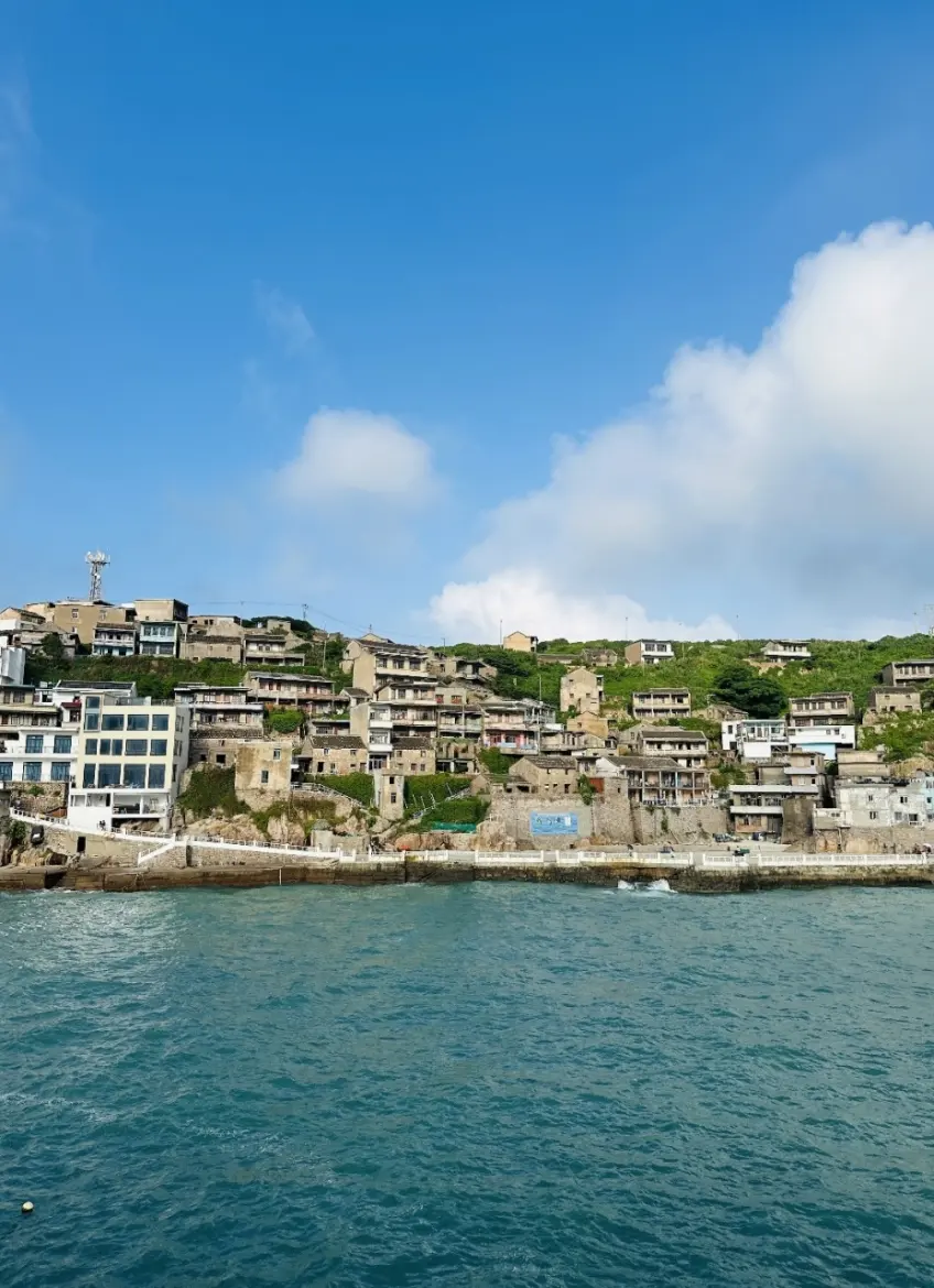海邊石屋層疊與碧海水面