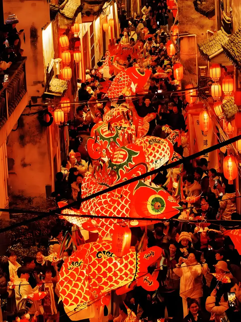 古街夜遊大型紅鯉魚燈遊行熱鬧