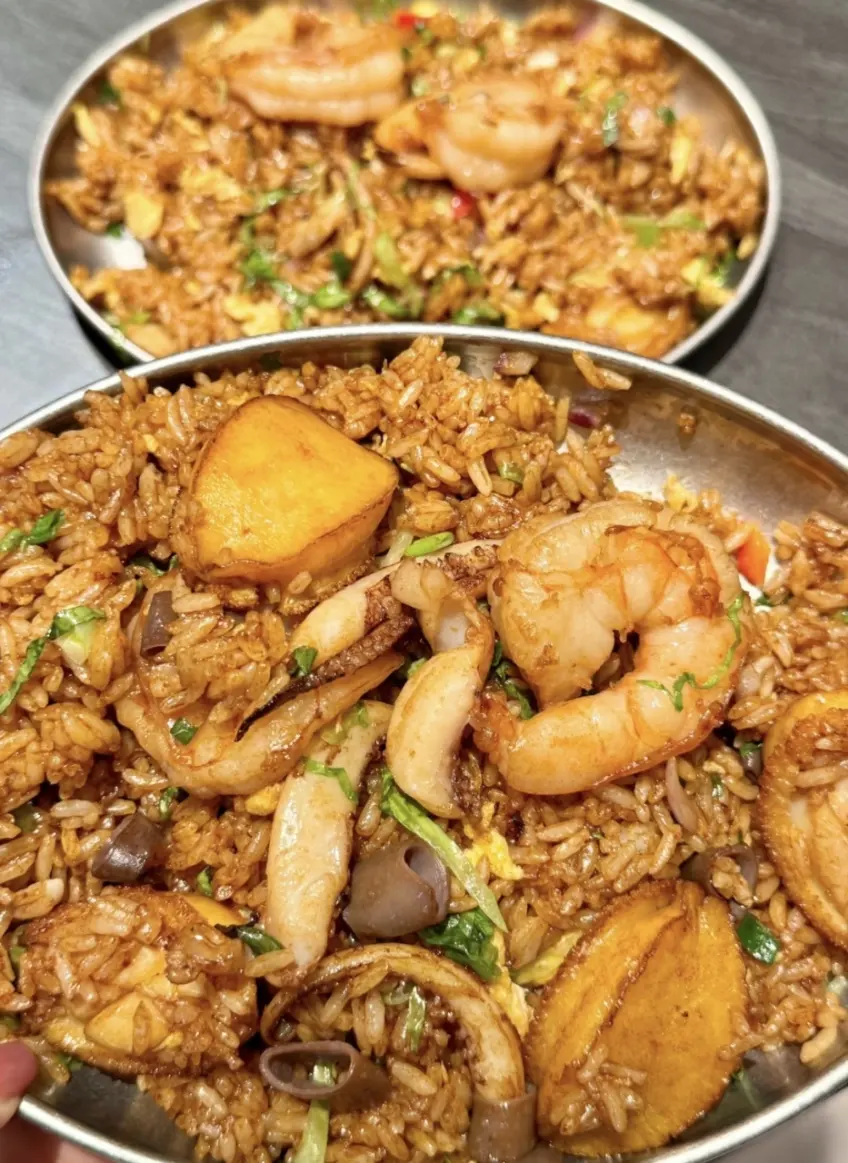 豎圖兩盤海鮮炒飯配蝦貝