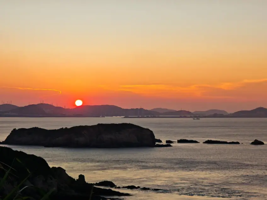 遠島剪影落日橙光鋪滿海面