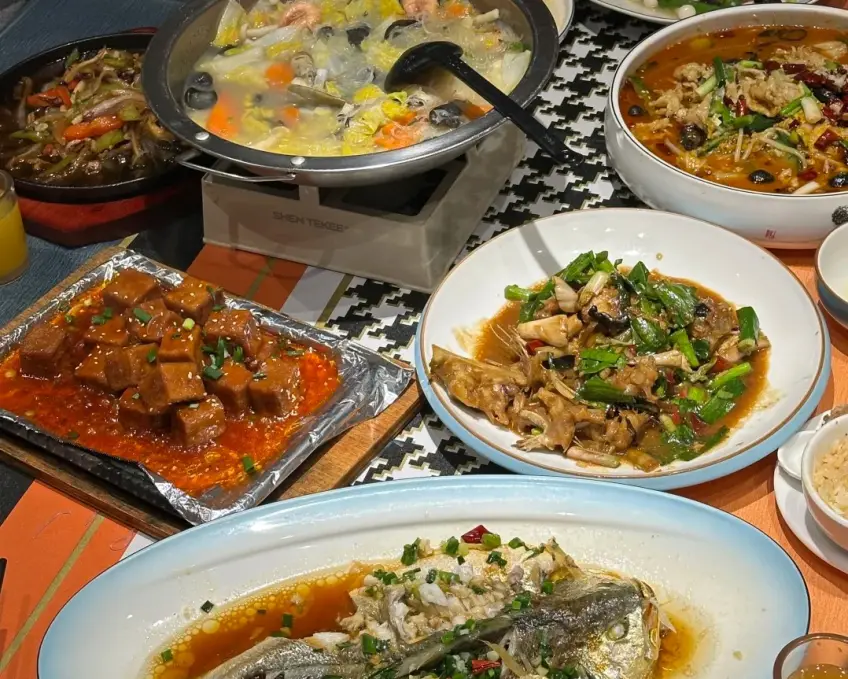 餐桌海鮮蒸魚豆腐火鍋菜餚近景