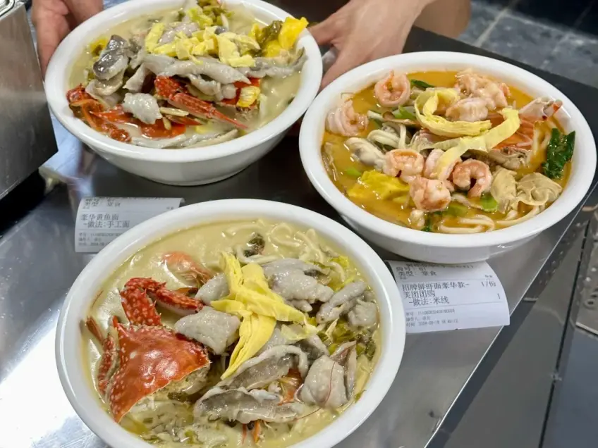 三碗海鮮麵與點單小票同框