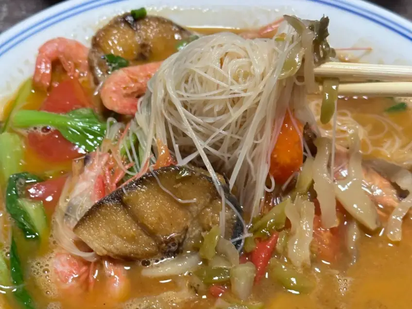 碗裝海鮮麵熱湯配蝦與魚塊