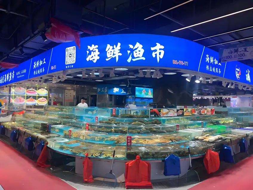 海鮮漁市圓形燈牌與水產臺
