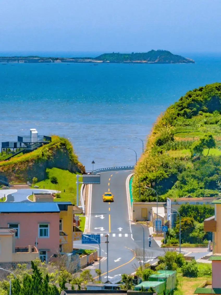 泗礁本島緩坡街道與海景示意