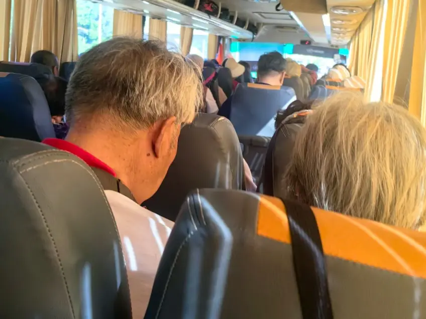 旅遊大巴里長輩乘客與車窗光線