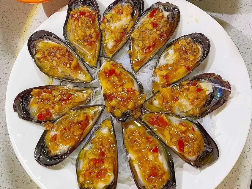 白盤蒜蓉辣椒貽貝配粉絲