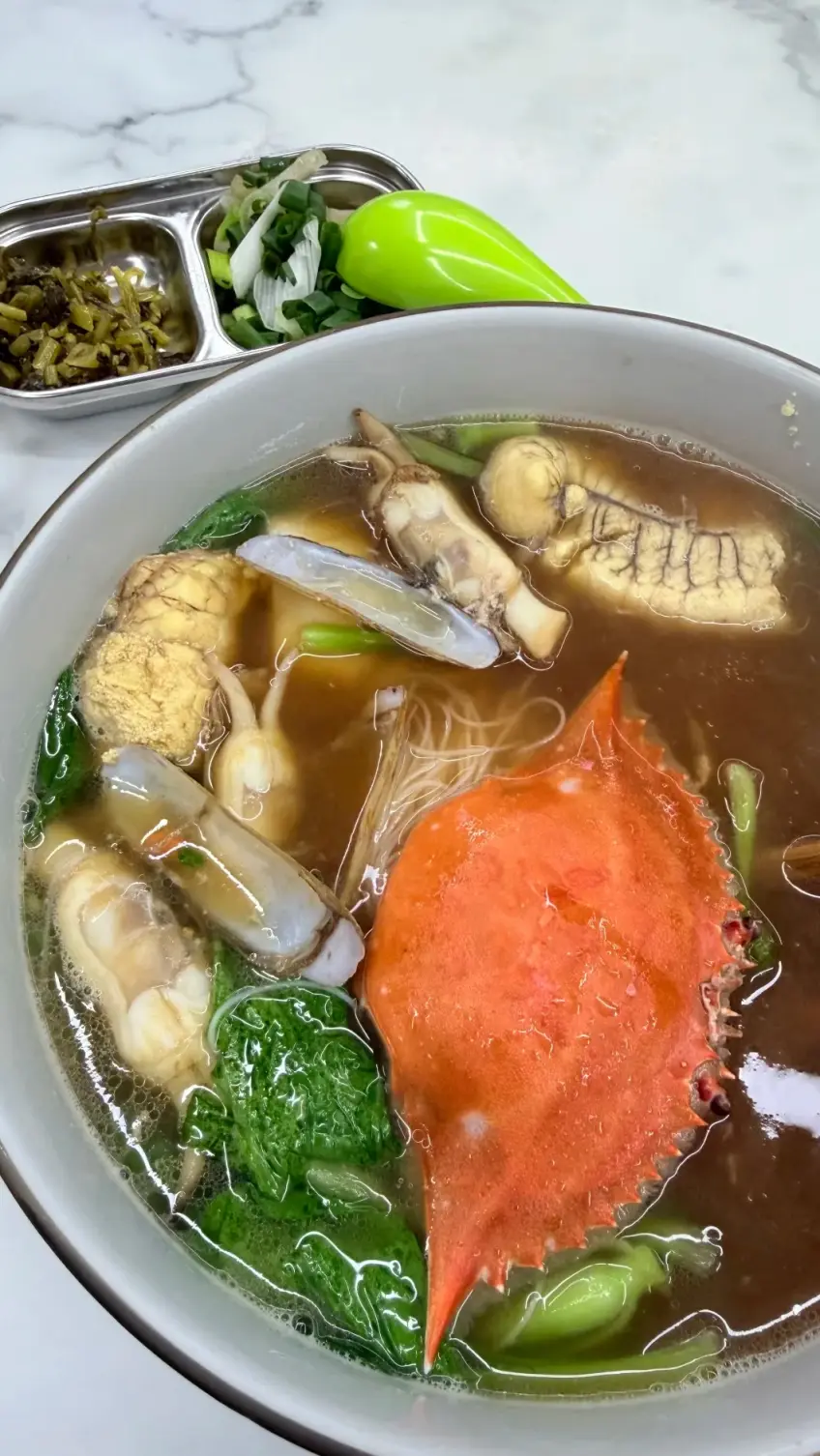 蟹殼蟶子海鮮麵碗裝豎圖示意