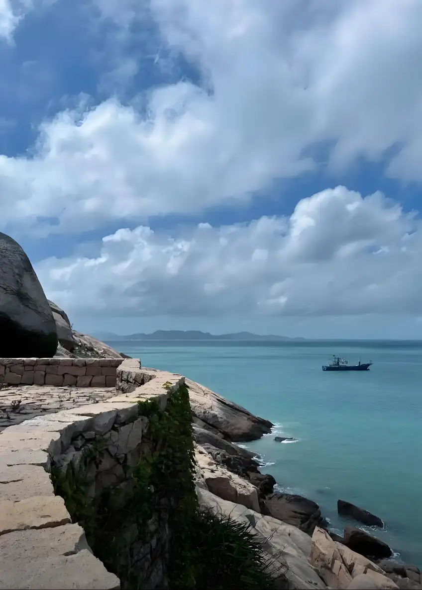 石徑觀景臺俯瞰碧海與礁石岸
